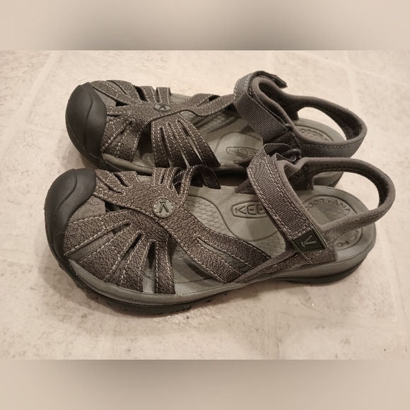 *LIKE NEW* Keen sandals - Picture 2 of 3